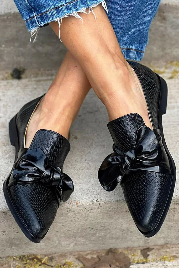 Alessia™ | Scarpe a Punta con Nappine Rosse