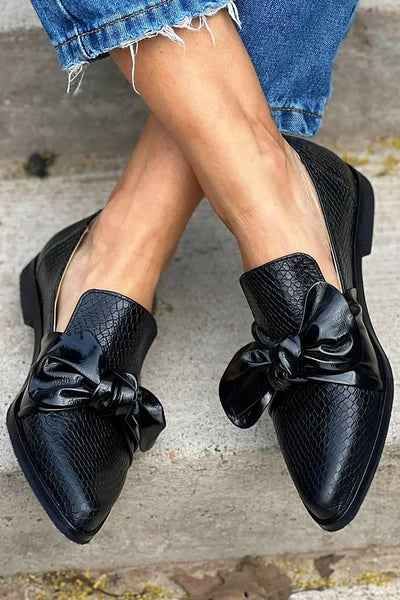 Alessia™ | Scarpe a Punta con Nappine Rosse