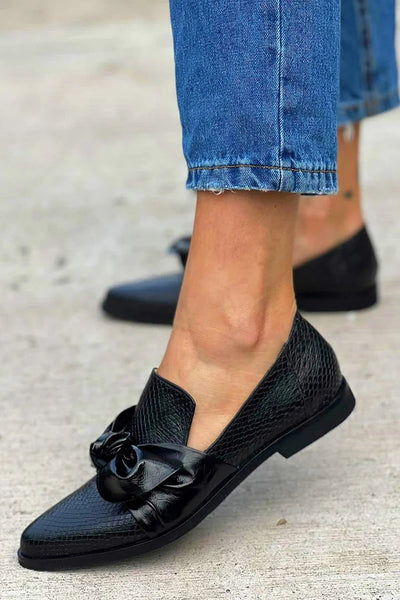 Alessia™ | Scarpe a Punta con Nappine Rosse
