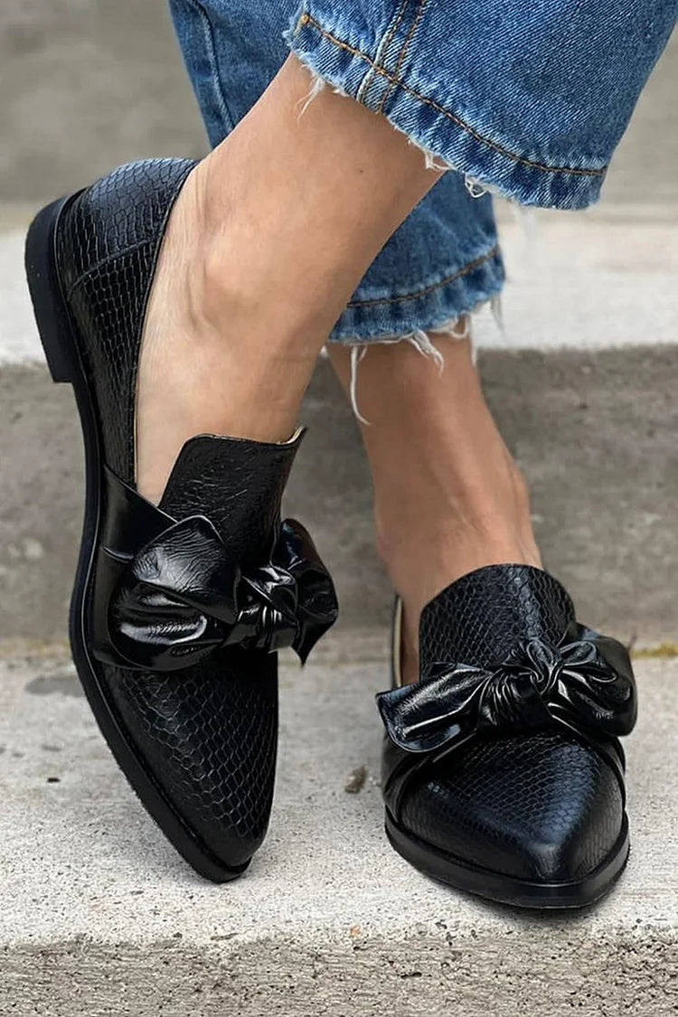Alessia™ | Scarpe a Punta con Nappine Rosse
