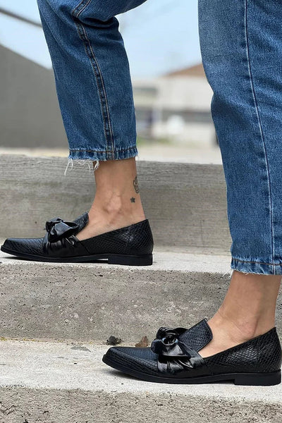 Alessia™ | Scarpe a Punta con Nappine Rosse