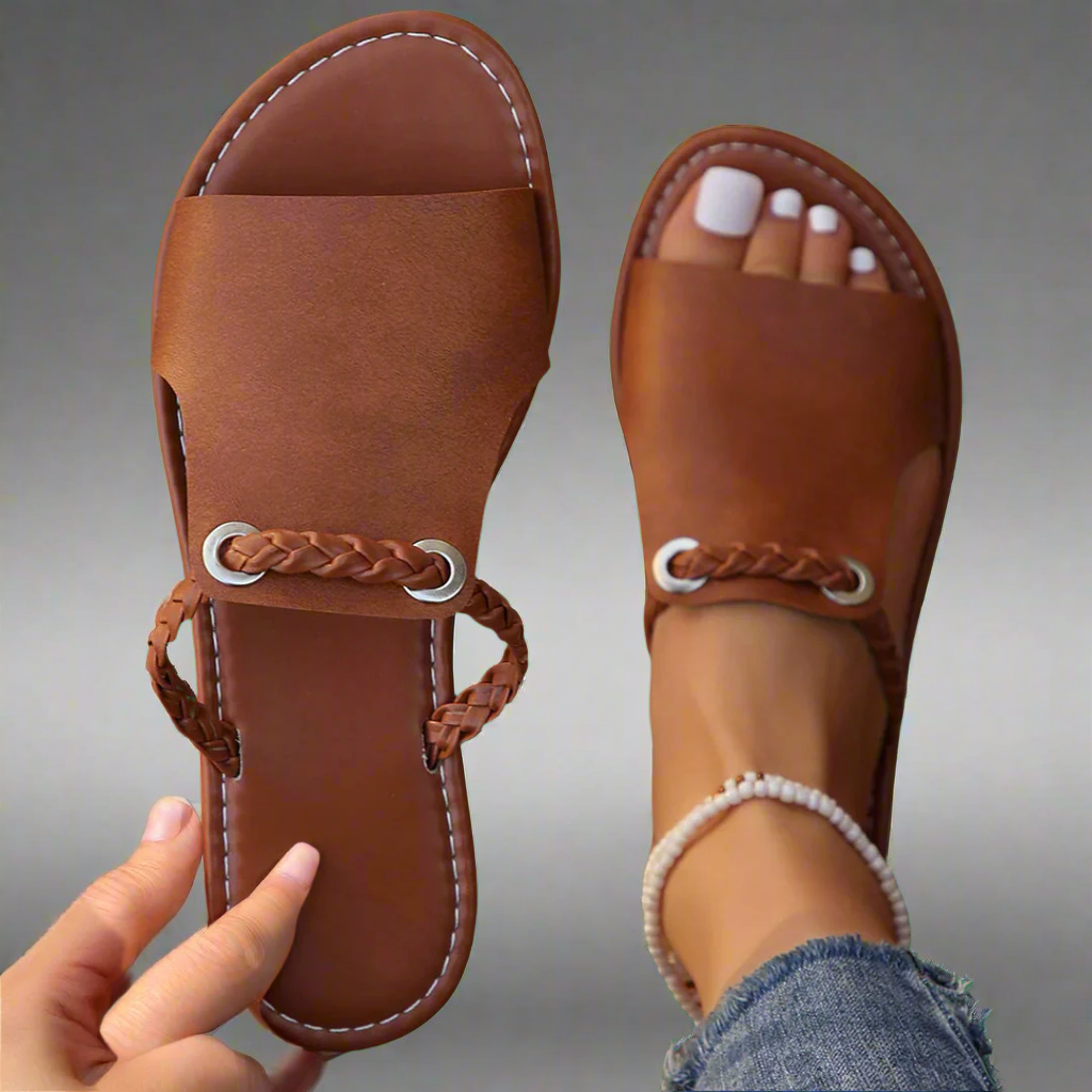Chiara™ | Sandali Piani in Materiale Premium