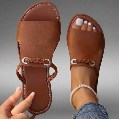Chiara™ | Sandali Piani in Materiale Premium