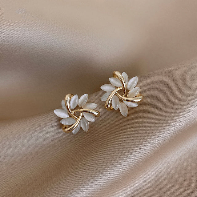 Orecchini a cerchio in oro ornati con petali di opale