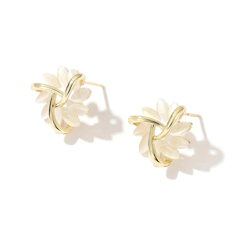 Orecchini a cerchio in oro ornati con petali di opale