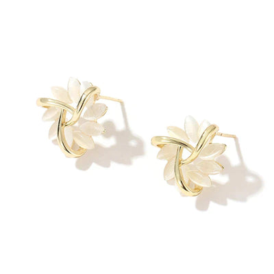 Orecchini a cerchio in oro ornati con petali di opale