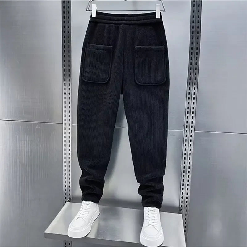 Pantaloni alla moda a coste