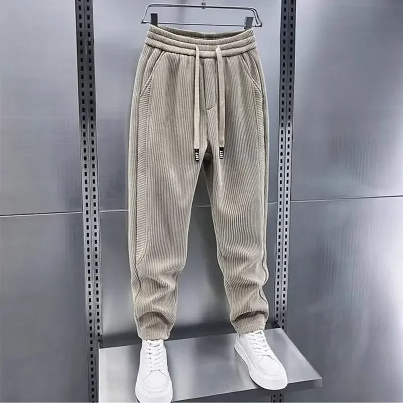 Pantaloni alla moda a coste