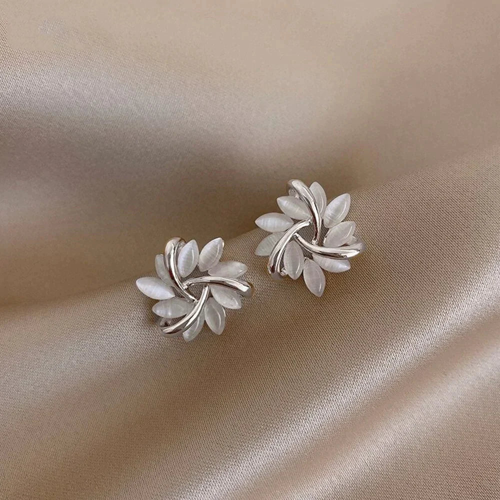 Orecchini a cerchio in oro ornati con petali di opale