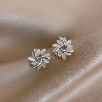 Orecchini a cerchio in oro ornati con petali di opale