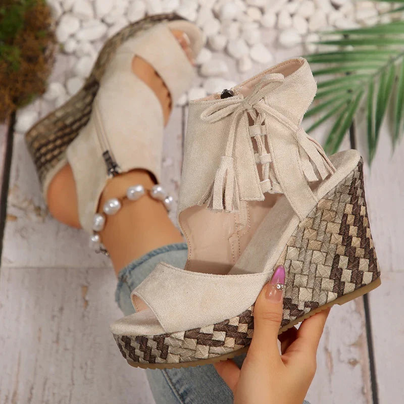 Evelin | Sandali con Zeppa con Lacci e Pompon – Eleganza e Comfort